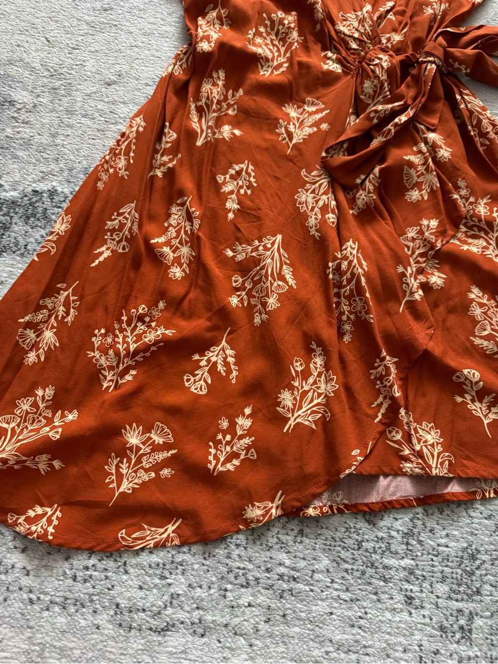 💕 🆕 Cupshe wrap mini dress in caramel brown and cream wildflowers print - Picture 7 of 14